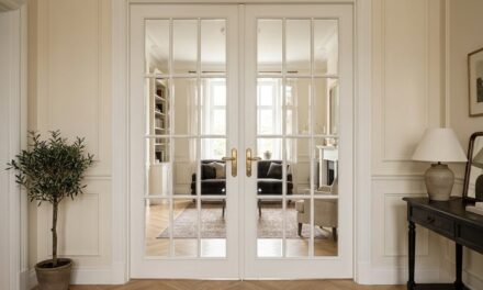 Franske døre indendørs – klassisk inspiration med glas og sprosser